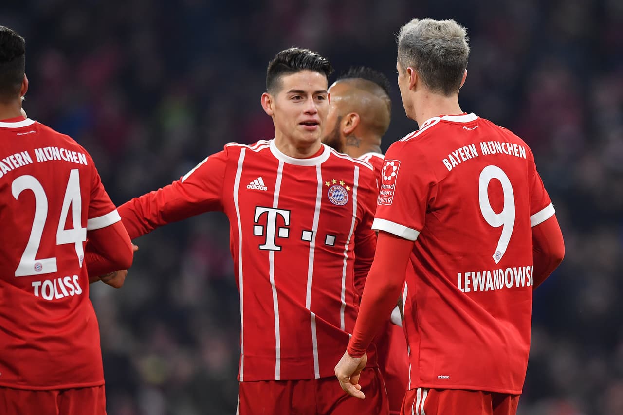 Bayern Munich ratificó de nuevo su manejo en la Bundesliga y ahora celebra porque abre la diferencia en el liderato del torneo, a pesar de la polémica arbitral.