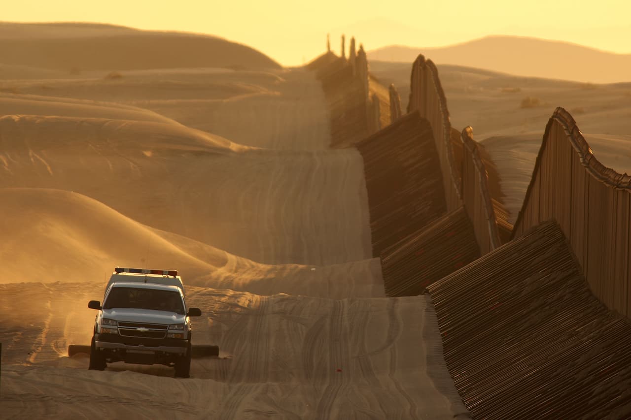 A las 7 p.m., un agente de la frontera vio a un hombre que con una cuerda intentaba escalar el muro que separa a los dos países a la altura de Calexico. Ante el avistamiento del policía, el hombre enrolló la soga a su cuello y dejó caer su cuerpo al lado de Estados Unidos. El agente intentó levantarle los pies para mantener al joven con vida hasta que llegó otro agente
<b> <a href="http://gawker.com/man-attempts-to-hang-himself-from-u-s-mexico-border-fe-1605042967">con el que lograron desatarlo y reanimarlo</a>. </b>
<br>