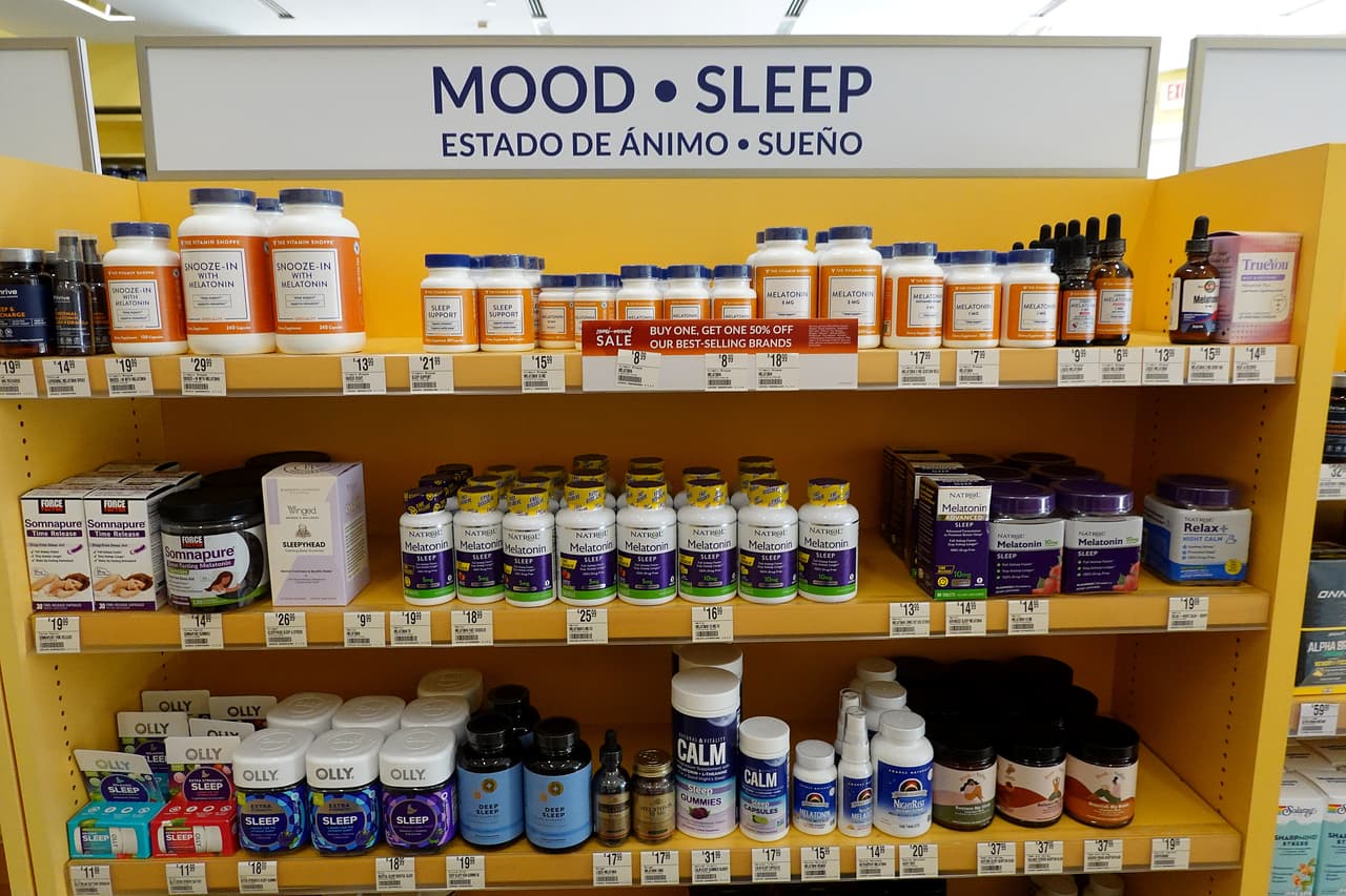 Alertan por gomitas de melatonina con dosis potencialmente peligrosas