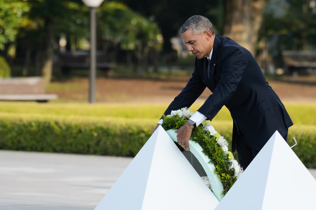 En la vasta explanada del Parque del Monumento de la Paz Obama colocó una ofrenda floral en conmemoración a "todos los muertos" de la Segunda Guerra Mundial.