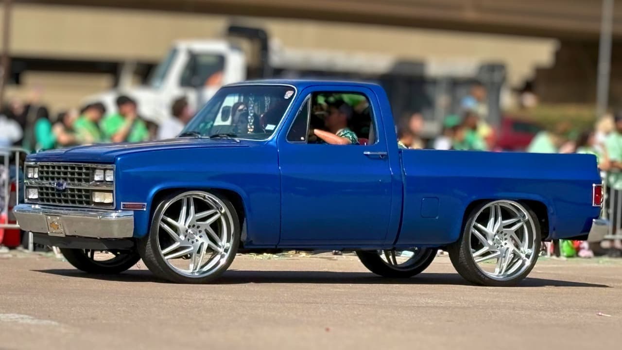 <h3 class="cms-H3-H3">Un legado sobre ruedas </h3>
<br>La cultura lowrider nació en Los Ángeles tras la Segunda Guerra Mundial y se expandió a Texas en la década de 1970 con la migración de familias desde California. Hoy, 
<b>en el área de Dallas-Fort Worth existen alrededor de 20 clubes de lowriders</b> agrupados por 
<a href="https://www.facebook.com/ula.dfw/" target="_blank">United Lowrider Association</a>, organización que busca 
<b>cambiar la percepción sobre esta subcultura y fomentar su legado.</b>