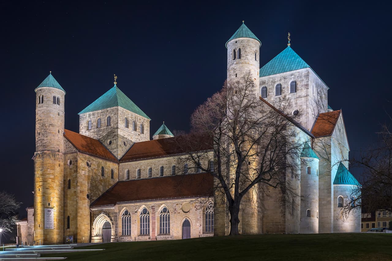 <b>Puesto 3. Alemania</b>
<br>
<br>
<b>Sitios declarados Patrimonio de la Humanidad: 51.</b>
<br>
<br>La catedral St. Michel de Hildesheim, uno de los varios sitios religiosos alemanes en el catálogo de la UNESCO. 
<br>
<br>Los castillos, catedrales y centros históricos de este país incluidos en la lista son un símbolo de la combinación del poder político y la religión a lo largo de los siglos.
<br>