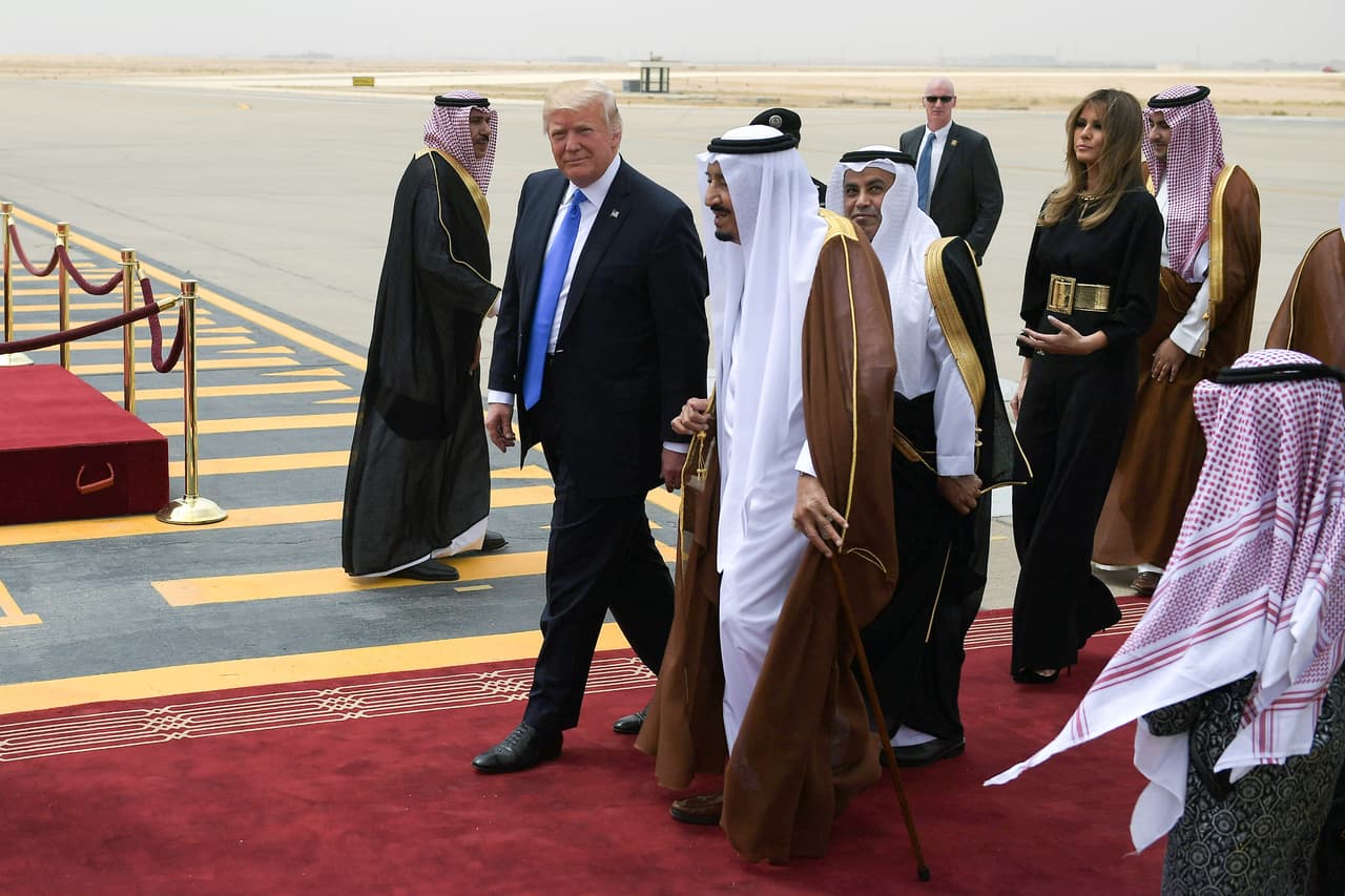 Melania Trump, 
<a href="http://www.univision.com/noticias/politica/trump-critico-a-michelle-obama-por-no-taparse-la-cabeza-en-arabia-saudita-hoy-su-esposa-y-su-hija-tampoco-lo-hicieron">que fue criticada por no lucir velo en su visita</a>, no rompió ninguna de las normas del país musulmán que visitaba. En Arabia Saudita, como en otros países árabes, las mujeres extranjeras no están obligadas a cubrir su cabeza. Además, el traje elegido por Melania, en color negro y diseñado por Stella McCartney, recordaba a la abaya, túnica que se utiliza en los países árabes para cubrirse.