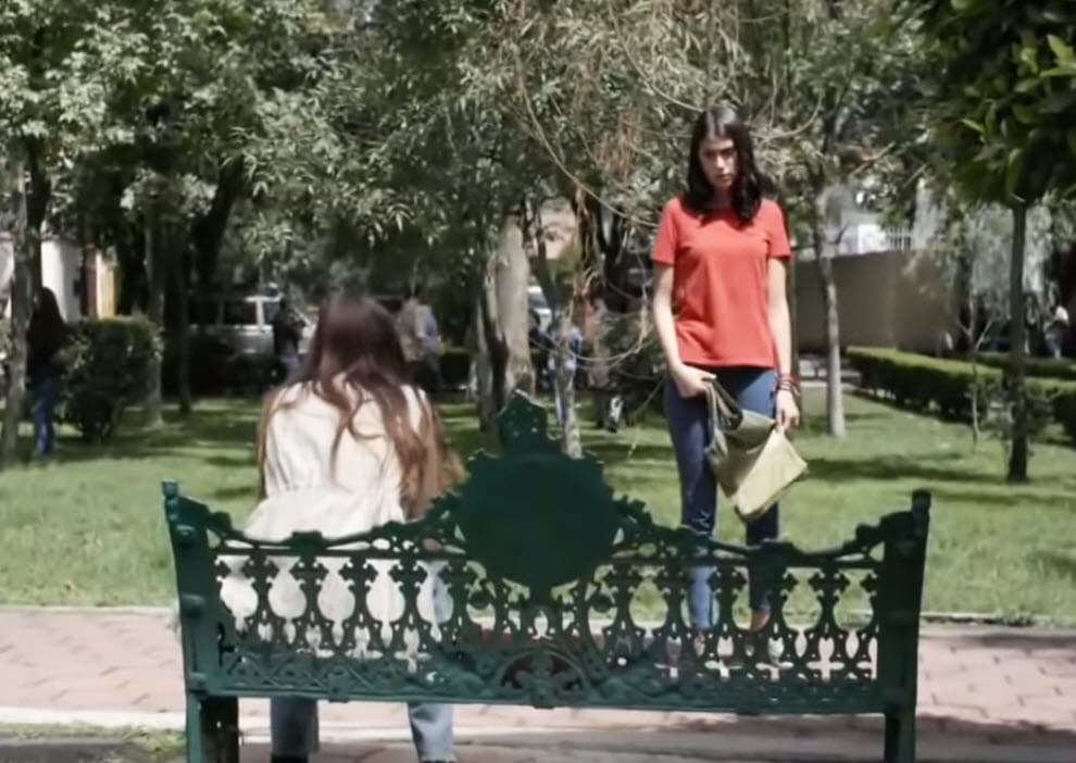 Después del pleito, Juliana encontró a Valentina llorando en la banca de un parque.