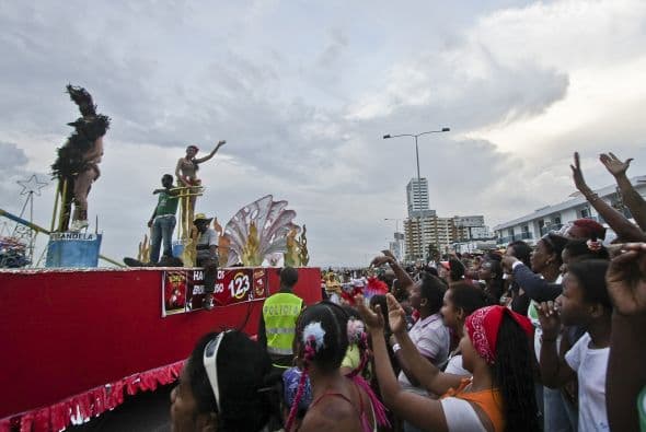 "Podemos salir de la pobreza y alejarnos de la violencia mientras seguimos siendo felices", había dicho la reina un día antes, cuando recibió la corona en el estadio de sófbol y se abrazó con sus familiares y sus "hermanos" de Boston, como llama a los lugareños.
