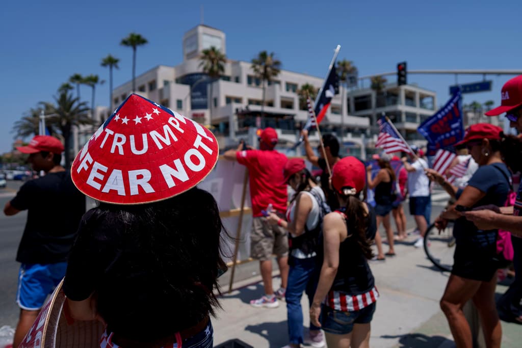Al confirmar que fue blanco de un atentado, Donald Trump pidió a quienes lo quieren en la presidencia de Estados Unidos que tienen que seguir "siguiendo 
<b><a href="https://www.univision.com/shows/noticiero-univision/la-primera-reaccion-de-trump-tras-lo-ocurrido-en-su-mitin-dice-que-fue-una-bala-lo-que-impacto-su-oreja-video" target="_blank">fuertes y determinados</a></b>”. Uno de los asistentes al mitin político en Huntington Beach llevaba en su sombrero un mensaje que leía: "Sin miedo con Trump".