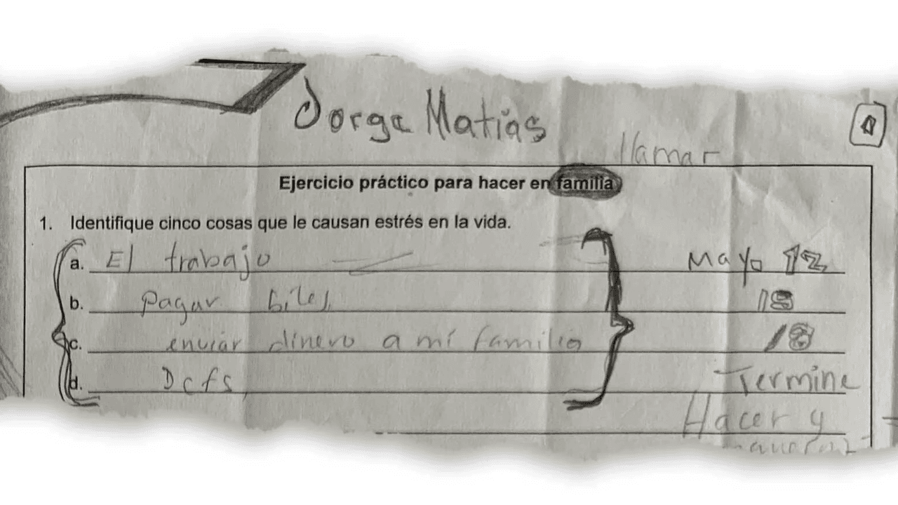Jorge Matías tomó clases para padres para tratar de recobrar la custodia de sus hijos. En su cuaderno de trabajo, en español, se le pidió que identificara las causas de estrés en su vida. Anotó: “trabajo, pagar cuentas, enviar dinero a mi familia, DCFS”.
