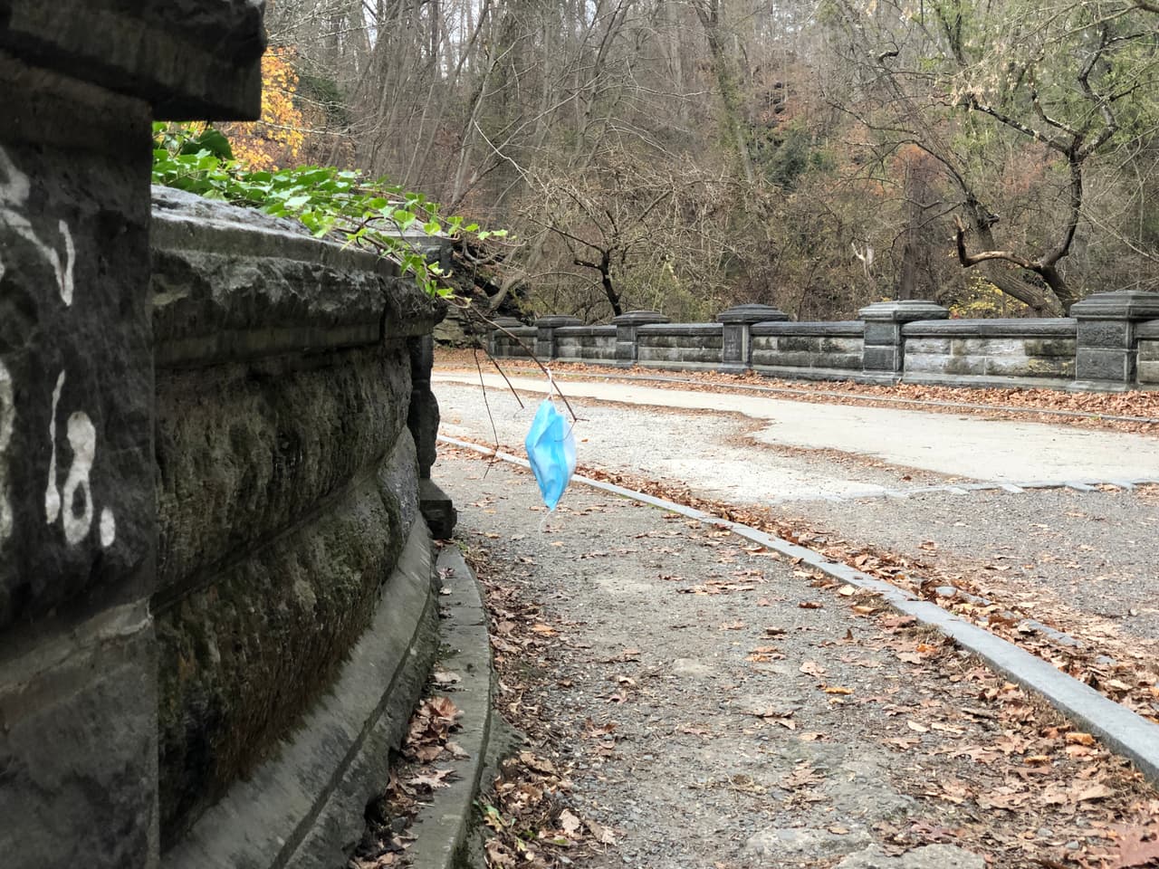 Por favor, no deje su equipo de protección personal, como las mascarillas. Los espacios naturales deben ser cuidados por todos y para todos.