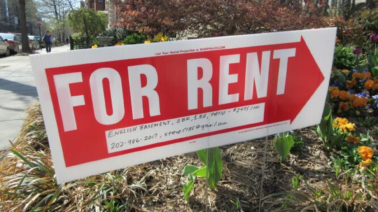 <b>También califican:</b>
<br>- Hogares con un menor de 18 años o una persona mayor de 60 años.
<br>- Hogares con ingresos familiares iguales o inferiores al 80% del ingreso medio del área.
<br>- Hogares con al menos un miembro que cumpla con el mínimo de empleo; apoyo; o requisitos del programa educativo, vocacional o de capacitación laboral.