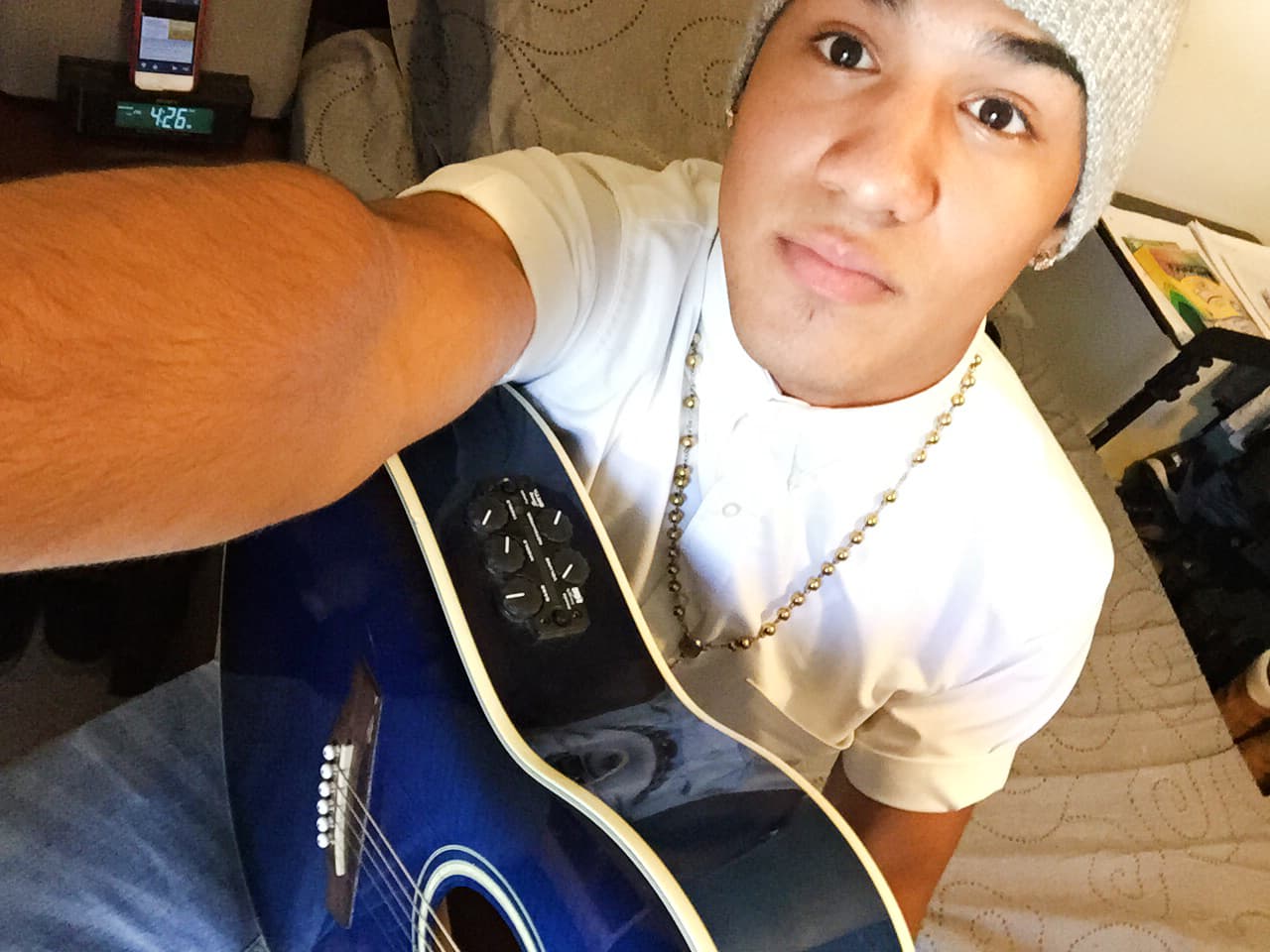 Richard Camacho nos abrió las puertas de su casa y fuimos testigos de cómo ese dominicano lleva sus raíces con orgullo. ¡Hasta su madre nos cocinó un exquisito mangú!