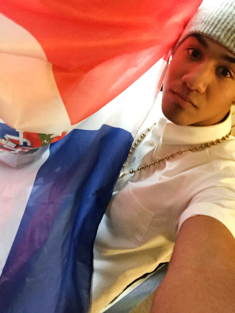 Richard Camacho nos abrió las puertas de su casa y fuimos testigos de cómo ese dominicano lleva sus raíces con orgullo. ¡Hasta su madre nos cocinó un exquisito mangú!