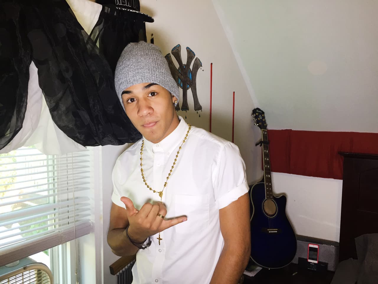 Richard Camacho nos abrió las puertas de su casa y fuimos testigos de cómo ese dominicano lleva sus raíces con orgullo. ¡Hasta su madre nos cocinó un exquisito mangú!