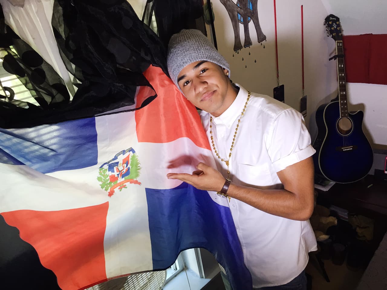 Richard Camacho nos abrió las puertas de su casa y fuimos testigos de cómo ese dominicano lleva sus raíces con orgullo. ¡Hasta su madre nos cocinó un exquisito mangú!