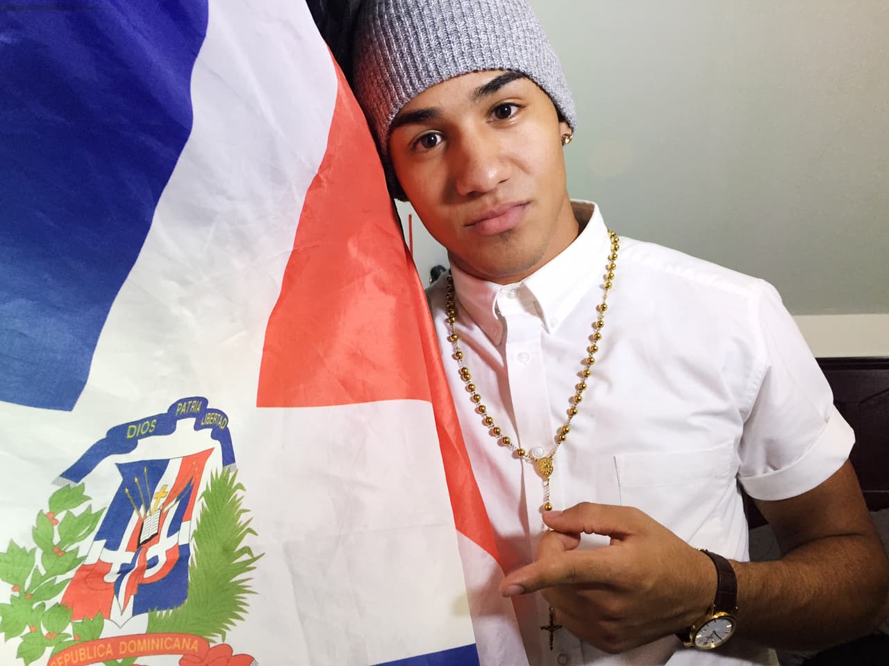 Richard Camacho nos abrió las puertas de su casa y fuimos testigos de cómo ese dominicano lleva sus raíces con orgullo. ¡Hasta su madre nos cocinó un exquisito mangú!