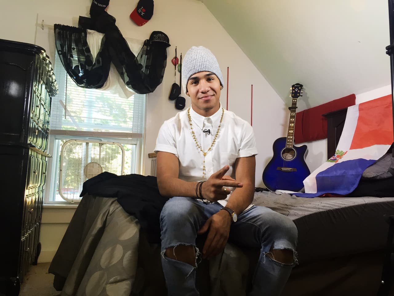 Richard Camacho nos abrió las puertas de su casa y fuimos testigos de cómo ese dominicano lleva sus raíces con orgullo. ¡Hasta su madre nos cocinó un exquisito mangú!