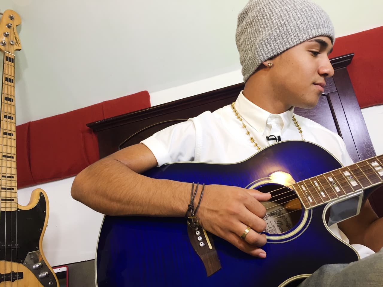 Richard Camacho nos abrió las puertas de su casa y fuimos testigos de cómo ese dominicano lleva sus raíces con orgullo. ¡Hasta su madre nos cocinó un exquisito mangú!