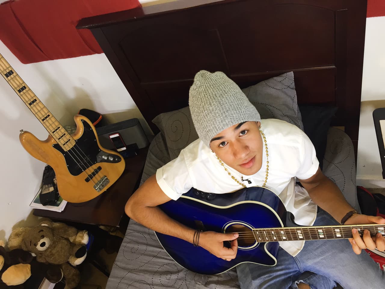 Richard Camacho nos abrió las puertas de su casa y fuimos testigos de cómo ese dominicano lleva sus raíces con orgullo. ¡Hasta su madre nos cocinó un exquisito mangú!