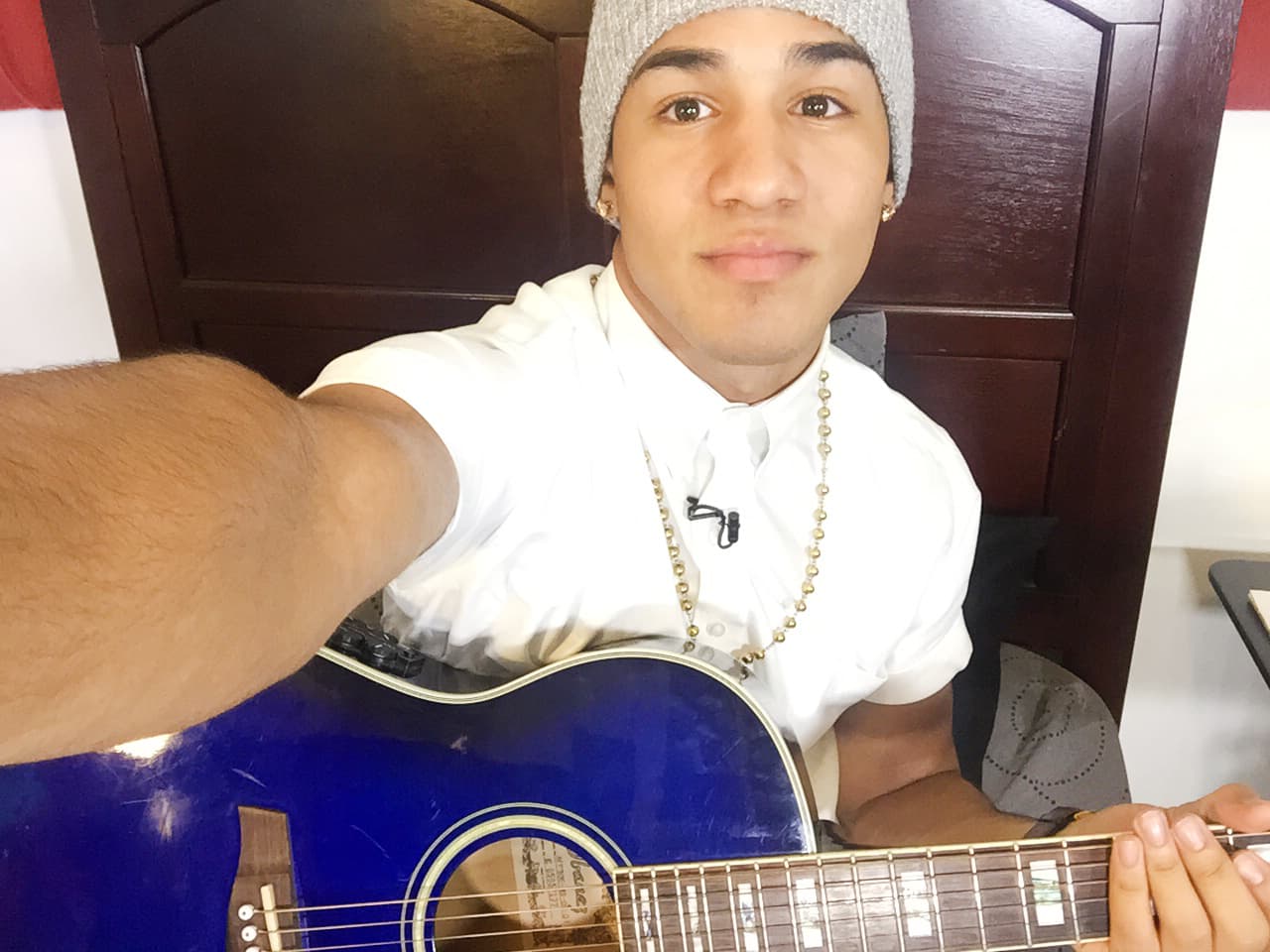 Richard Camacho nos abrió las puertas de su casa y fuimos testigos de cómo ese dominicano lleva sus raíces con orgullo. ¡Hasta su madre nos cocinó un exquisito mangú!