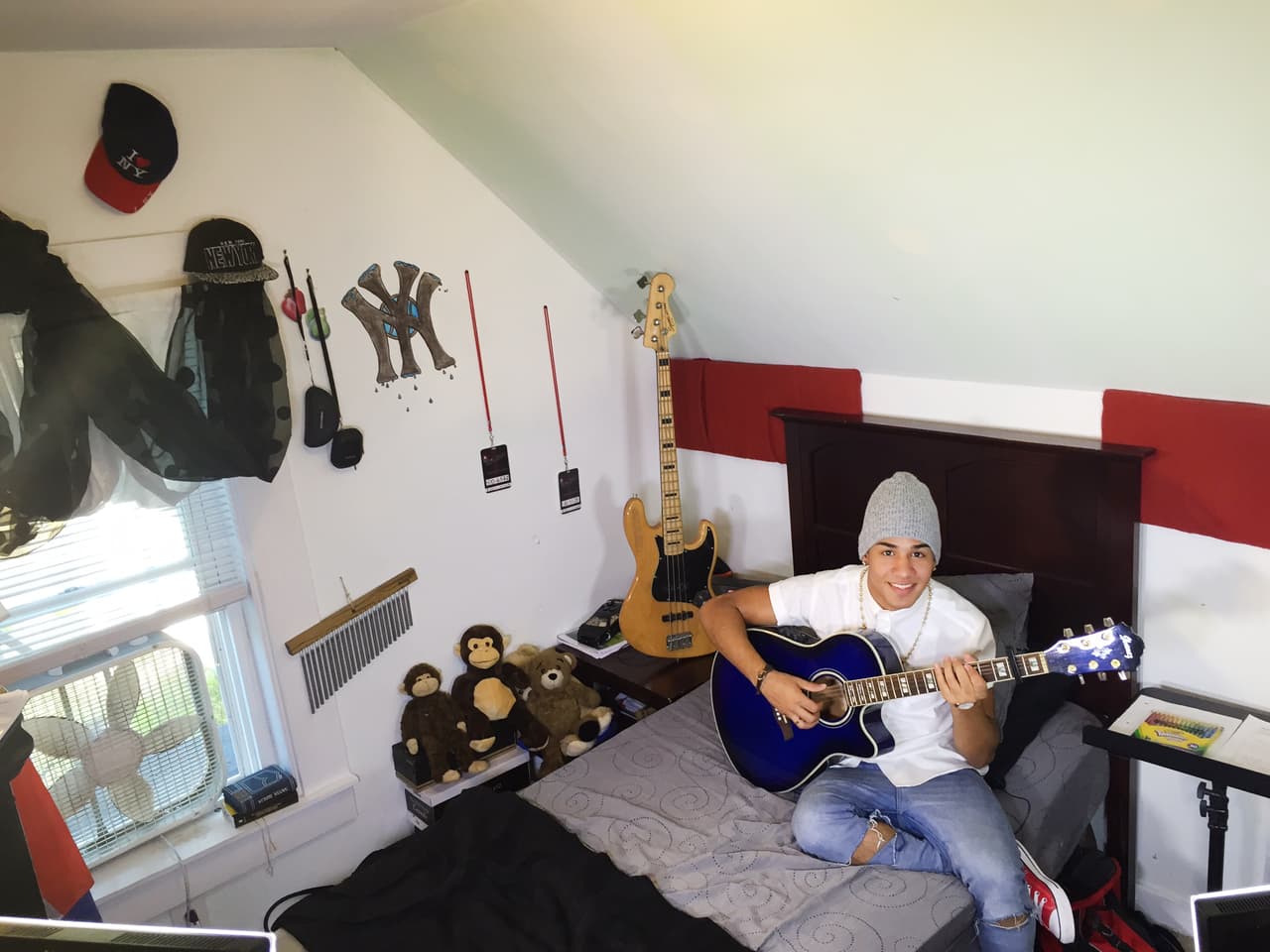 Richard Camacho nos abrió las puertas de su casa y fuimos testigos de cómo ese dominicano lleva sus raíces con orgullo. ¡Hasta su madre nos cocinó un exquisito mangú!