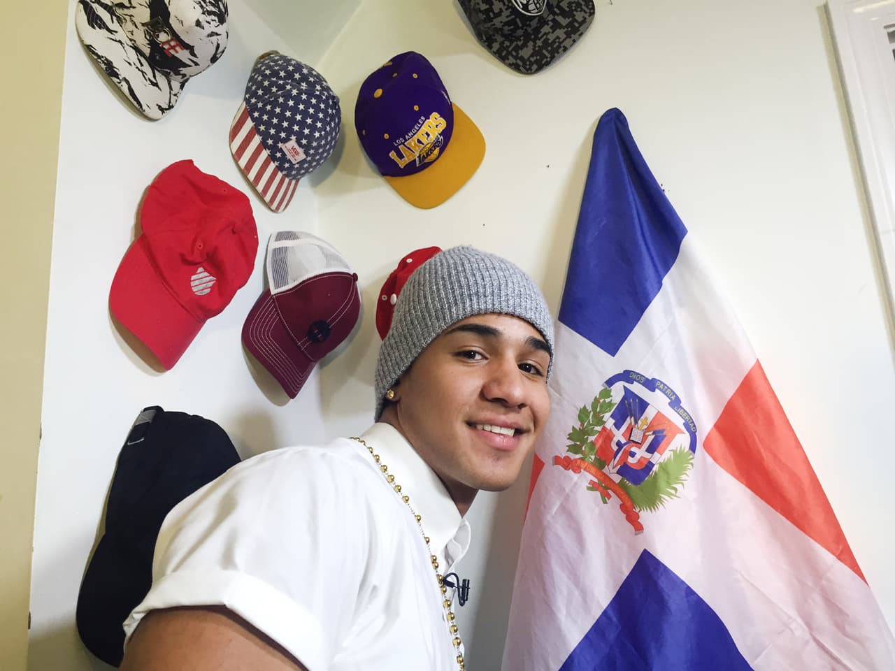 Richard Camacho nos abrió las puertas de su casa y fuimos testigos de cómo ese dominicano lleva sus raíces con orgullo. ¡Hasta su madre nos cocinó un exquisito mangú!