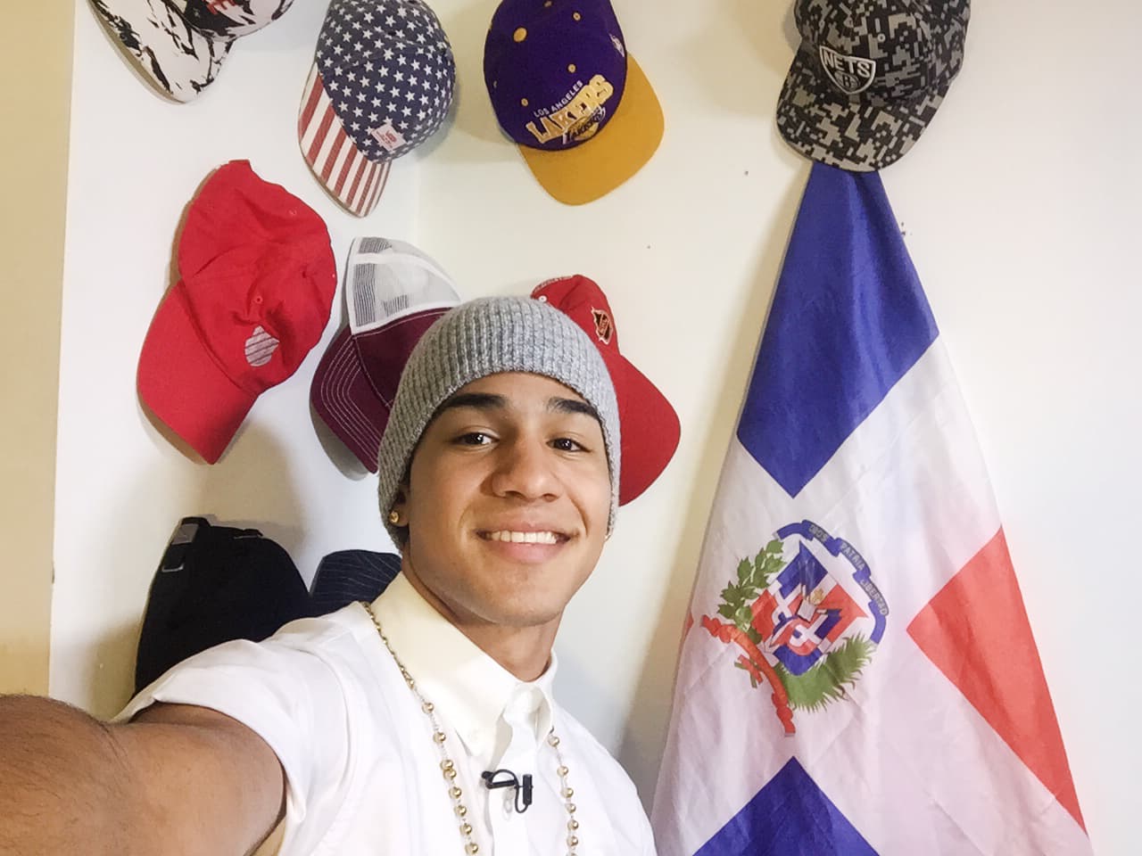 Richard Camacho nos abrió las puertas de su casa y fuimos testigos de cómo ese dominicano lleva sus raíces con orgullo. ¡Hasta su madre nos cocinó un exquisito mangú!