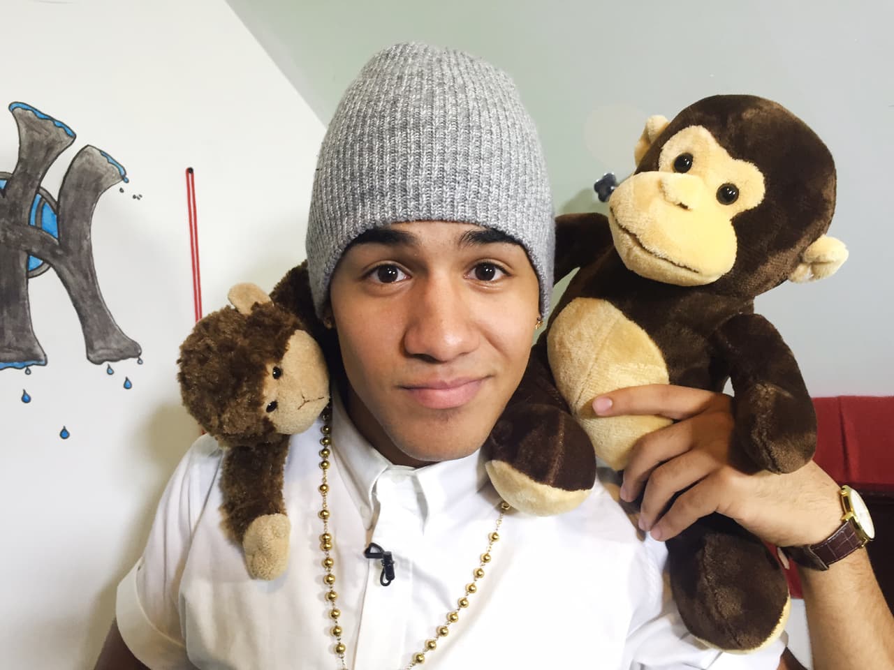 Richard Camacho nos abrió las puertas de su casa y fuimos testigos de cómo ese dominicano lleva sus raíces con orgullo. ¡Hasta su madre nos cocinó un exquisito mangú!