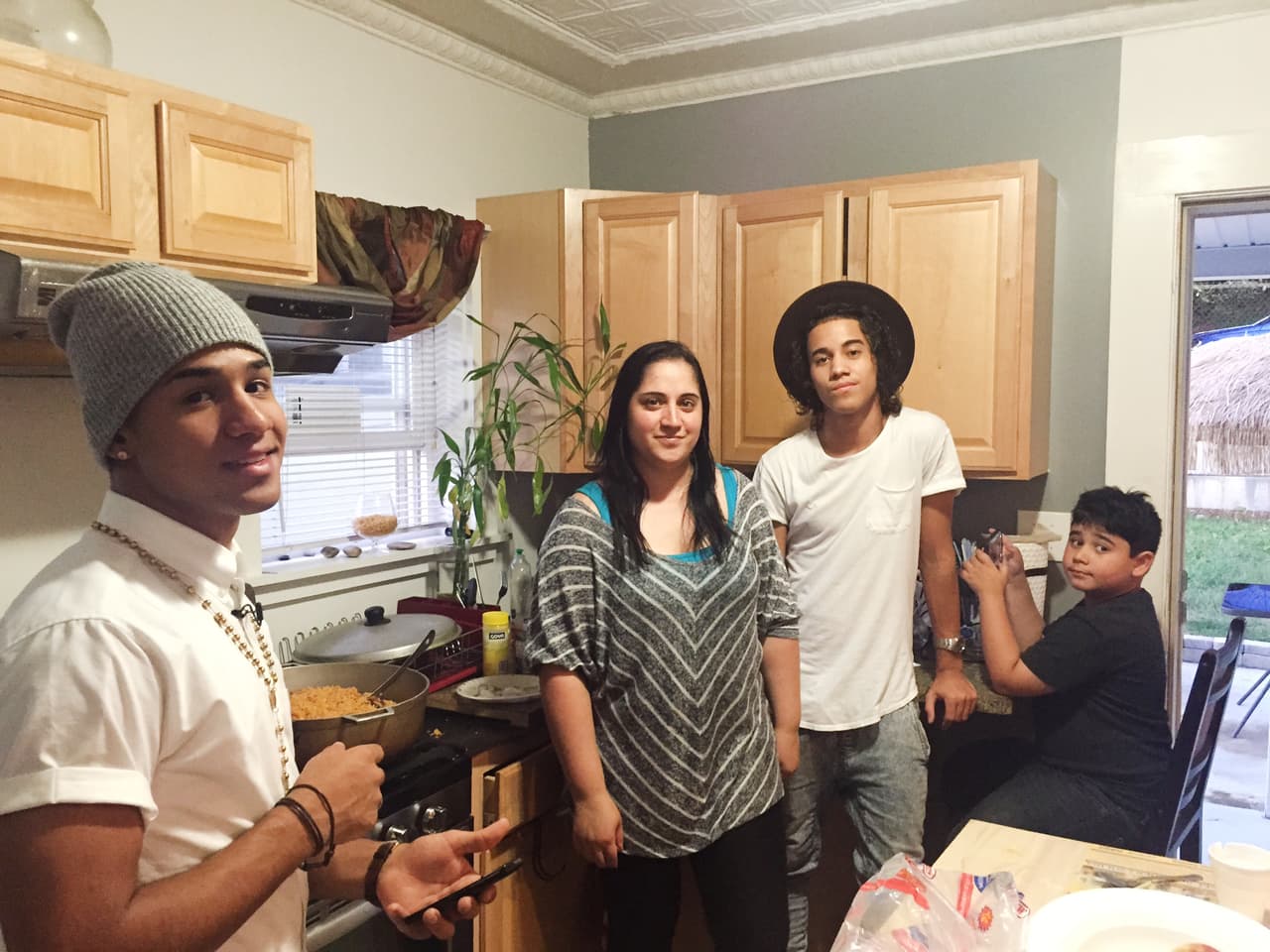 Richard Camacho nos abrió las puertas de su casa y fuimos testigos de cómo ese dominicano lleva sus raíces con orgullo. ¡Hasta su madre nos cocinó un exquisito mangú!