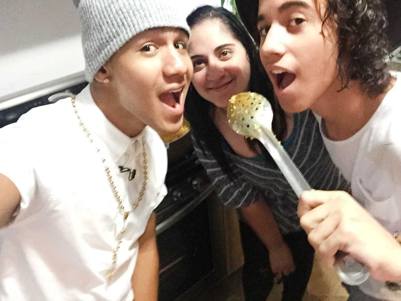 Richard Camacho nos abrió las puertas de su casa y fuimos testigos de cómo ese dominicano lleva sus raíces con orgullo. ¡Hasta su madre nos cocinó un exquisito mangú!