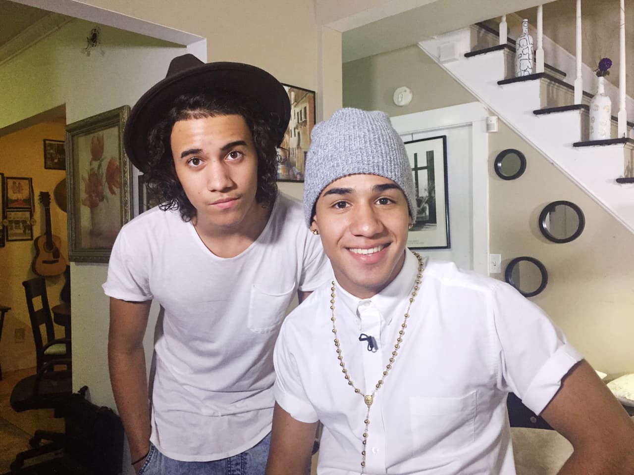 Richard Camacho nos abrió las puertas de su casa y fuimos testigos de cómo ese dominicano lleva sus raíces con orgullo. ¡Hasta su madre nos cocinó un exquisito mangú!