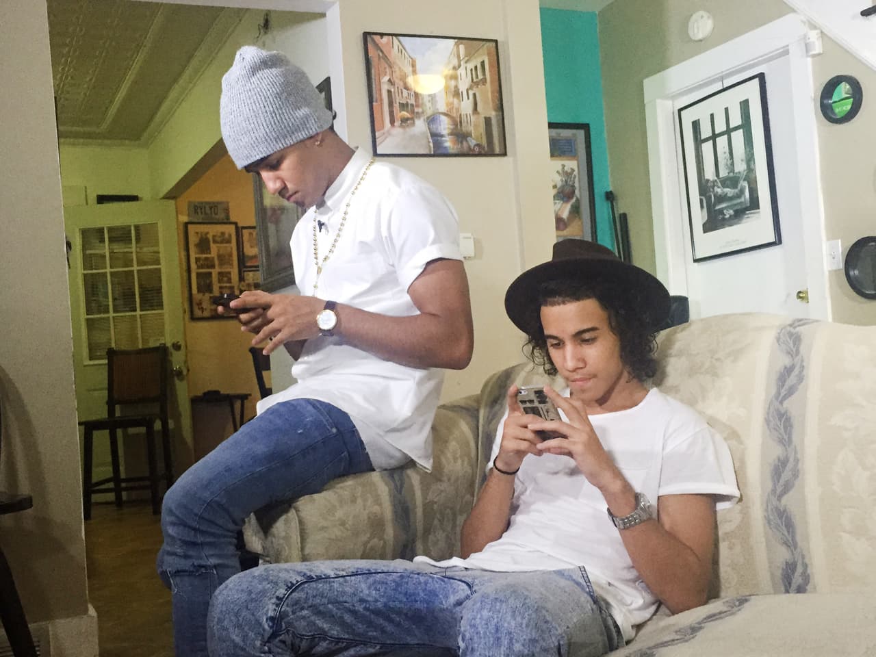 Richard Camacho nos abrió las puertas de su casa y fuimos testigos de cómo ese dominicano lleva sus raíces con orgullo. ¡Hasta su madre nos cocinó un exquisito mangú!