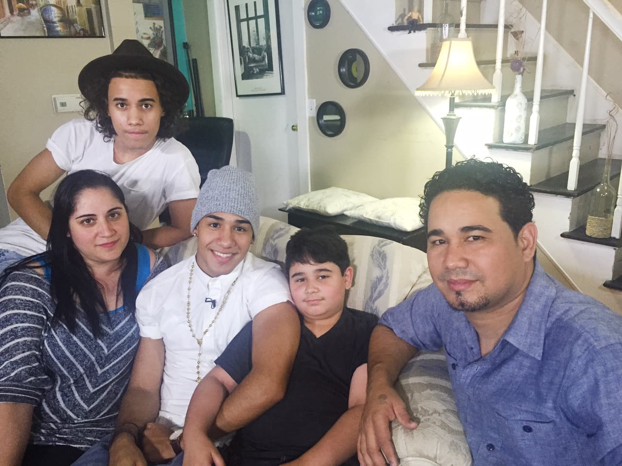 Richard Camacho nos abrió las puertas de su casa y fuimos testigos de cómo ese dominicano lleva sus raíces con orgullo. ¡Hasta su madre nos cocinó un exquisito mangú!