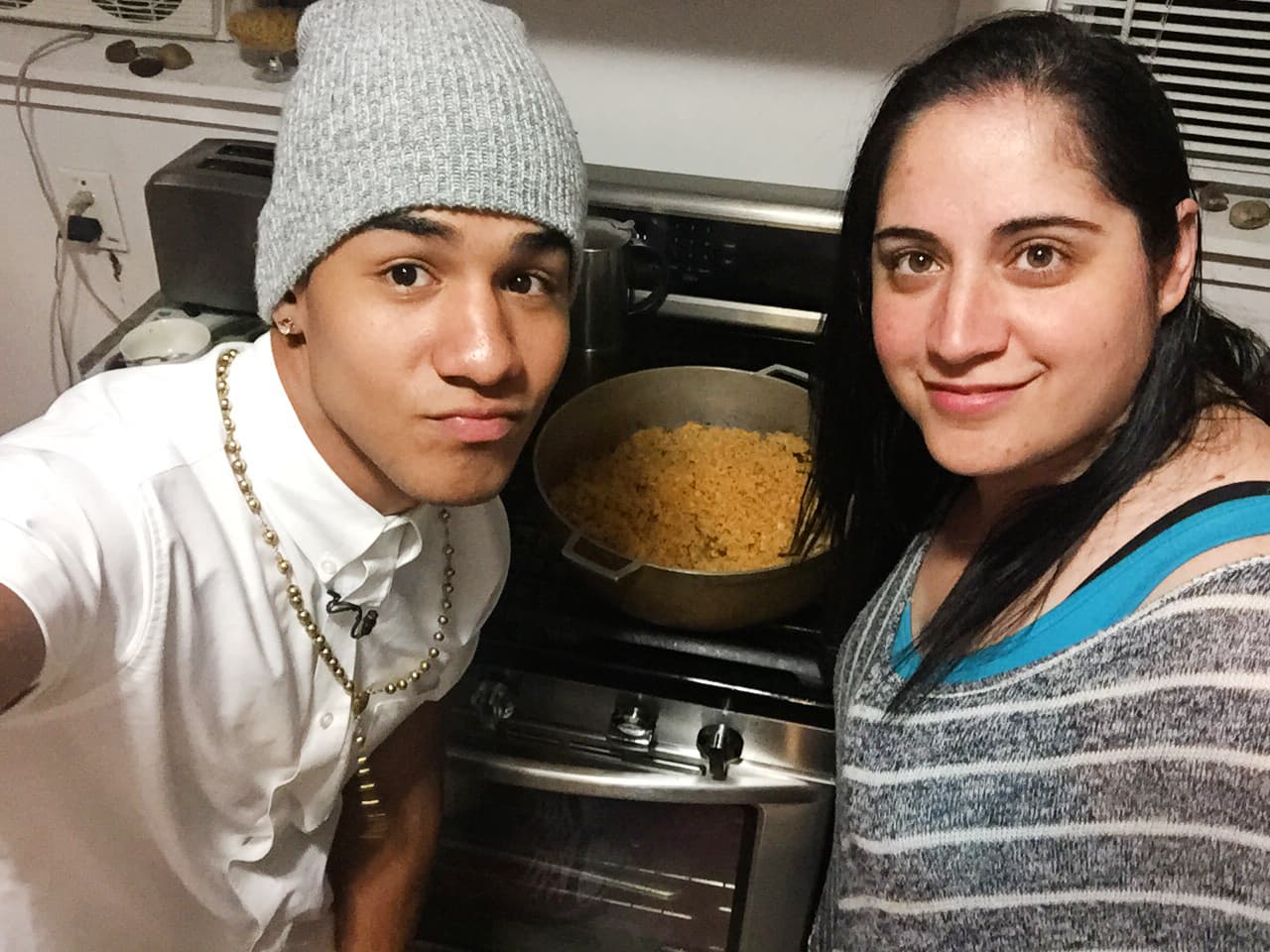 Richard Camacho nos abrió las puertas de su casa y fuimos testigos de cómo ese dominicano lleva sus raíces con orgullo. ¡Hasta su madre nos cocinó un exquisito mangú!