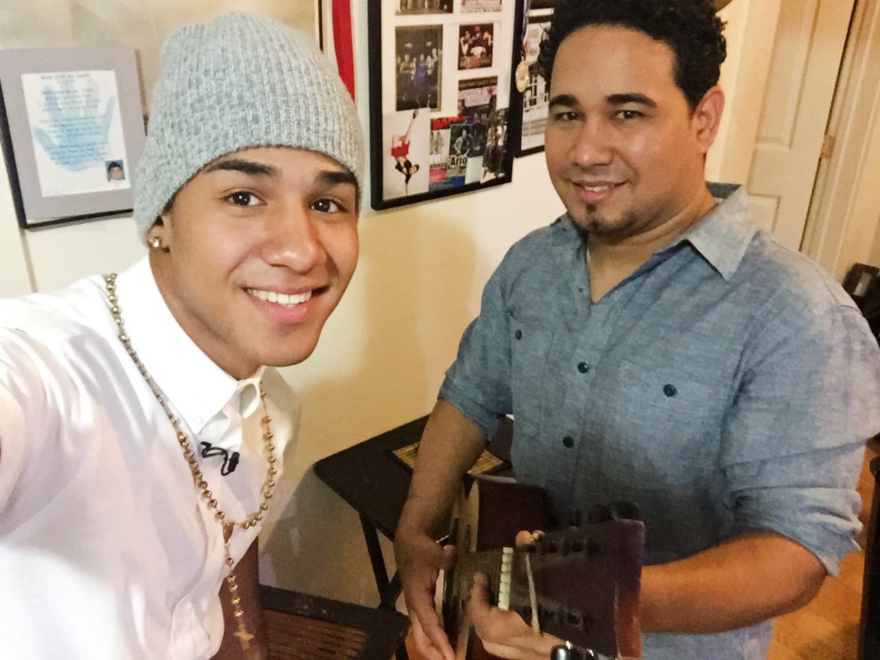 Richard Camacho nos abrió las puertas de su casa y fuimos testigos de cómo ese dominicano lleva sus raíces con orgullo. ¡Hasta su madre nos cocinó un exquisito mangú!