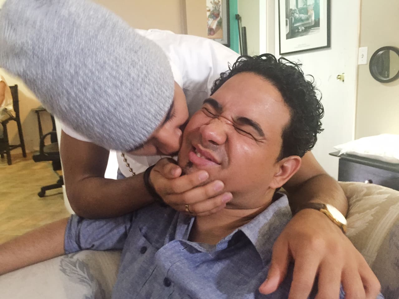 Richard Camacho nos abrió las puertas de su casa y fuimos testigos de cómo ese dominicano lleva sus raíces con orgullo. ¡Hasta su madre nos cocinó un exquisito mangú!