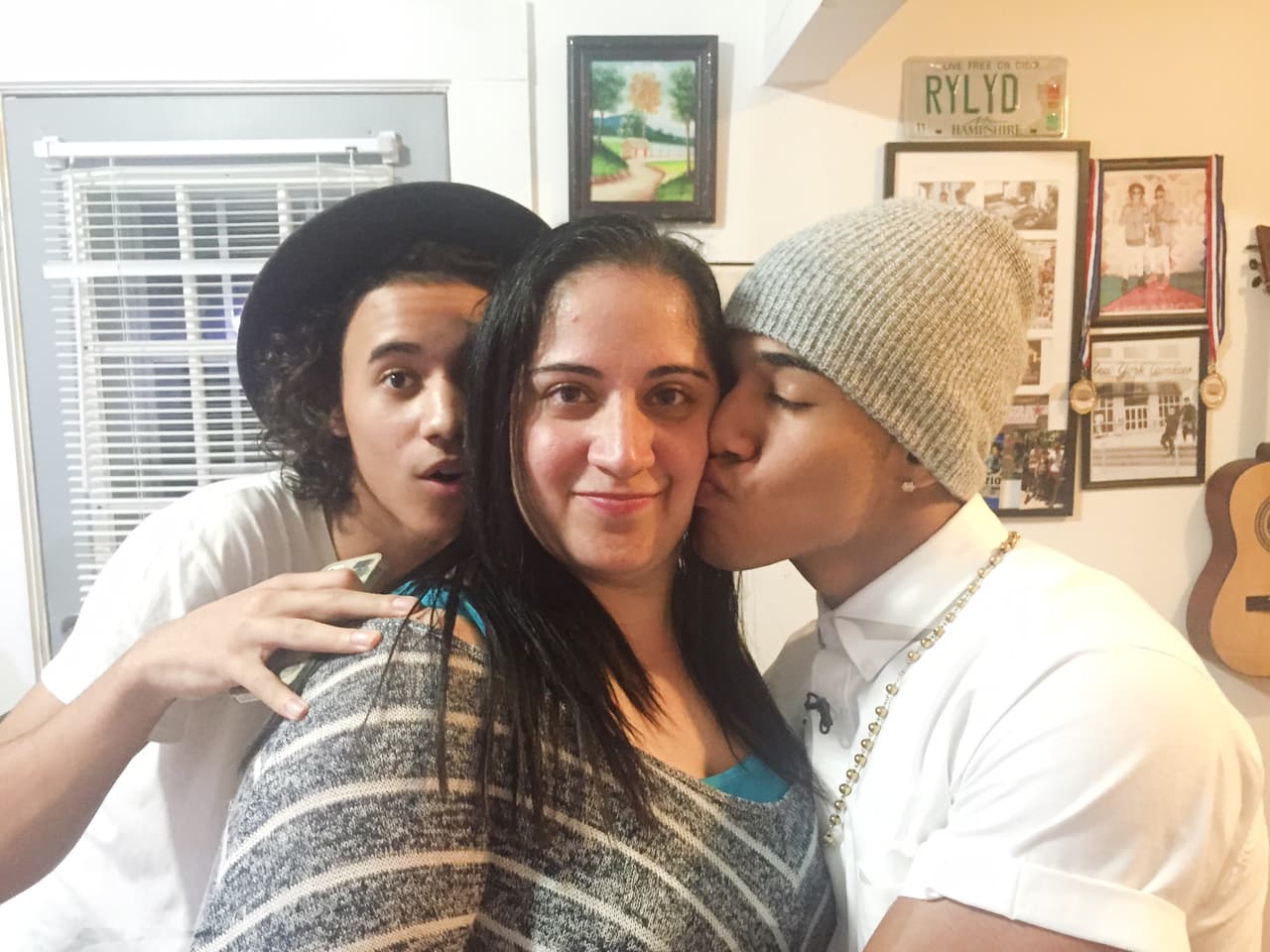 Richard Camacho nos abrió las puertas de su casa y fuimos testigos de cómo ese dominicano lleva sus raíces con orgullo. ¡Hasta su madre nos cocinó un exquisito mangú!