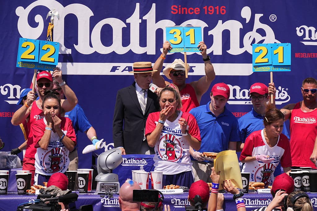 En la división femenina, Miki Sudo logró su undécima victoria con 33 hot dogs, consolidando su dominio en esta competición celebrada en Coney Island.