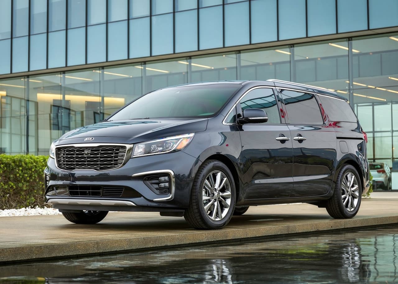 <h3 class="cms-H3-H3"><b>12. Kia Sedona</b></h3>
<br>
<br>El Kia Sedona también se va, pero deja un buen reemplazo. Se trata de la Kia Carnival, una minivan que se atreve a ser más arriesgada en cuanto a tecnología, diseño, funcionalidad y comodidad. Un intento de la firma surcoreana por recobrar el interés de los consumidores en este tipo de vehículos familiares.
<br>