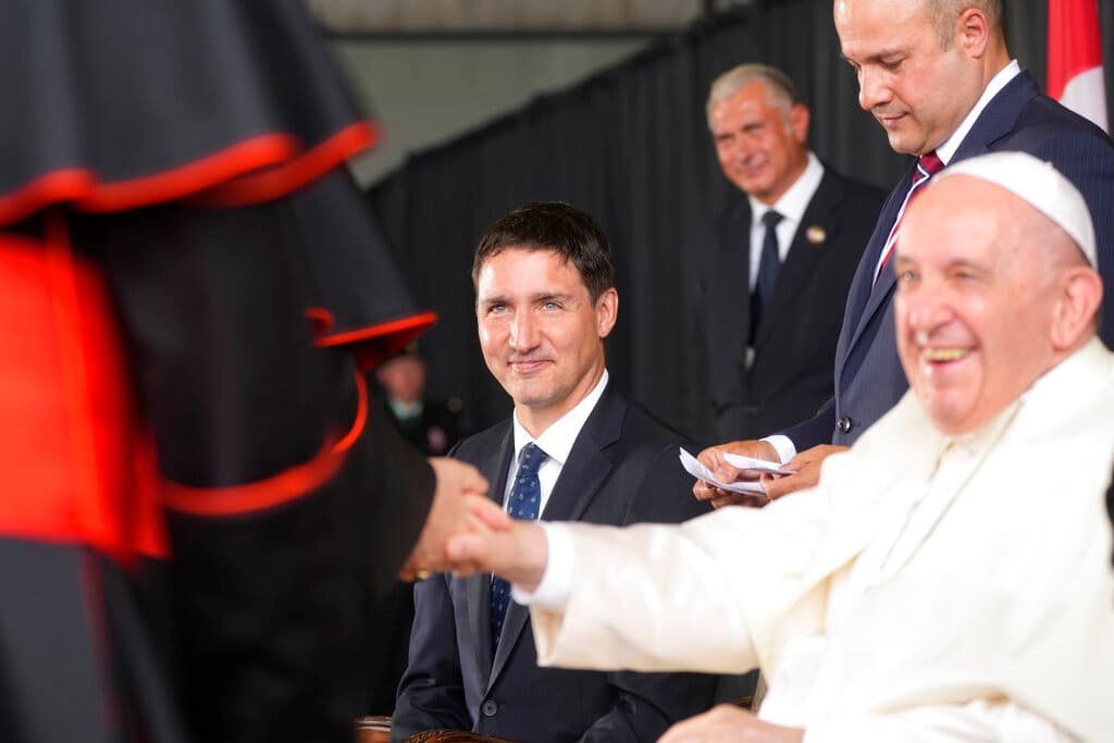 Francisco llegó primero a Edmonton, Alberta, donde lo recibió el primer ministro canadiense Justin Trudeau y Mary May Simon, una inuk que es la primera gobernadora general indígena de Canadá.