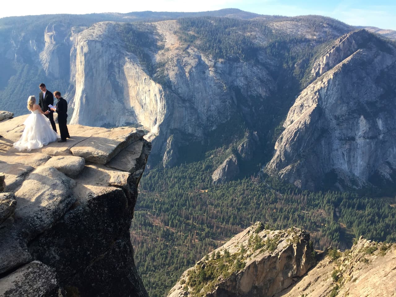 ¿Qué más espectacular que una foto como esta en el Taft Poin en Yosemite Park en California?
<br>
<br>