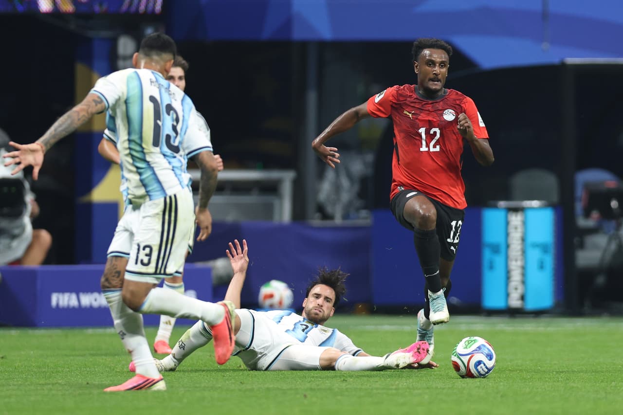 Haissem Hassan, de Egipto, escapa de Nicolás Tagliafico, de Argentina, quien se encuentra en el suelo, durante el partido de octavos de final del Mundial entre Argentina y Egipto en Atlanta, el martes 7 de julio de 2026.