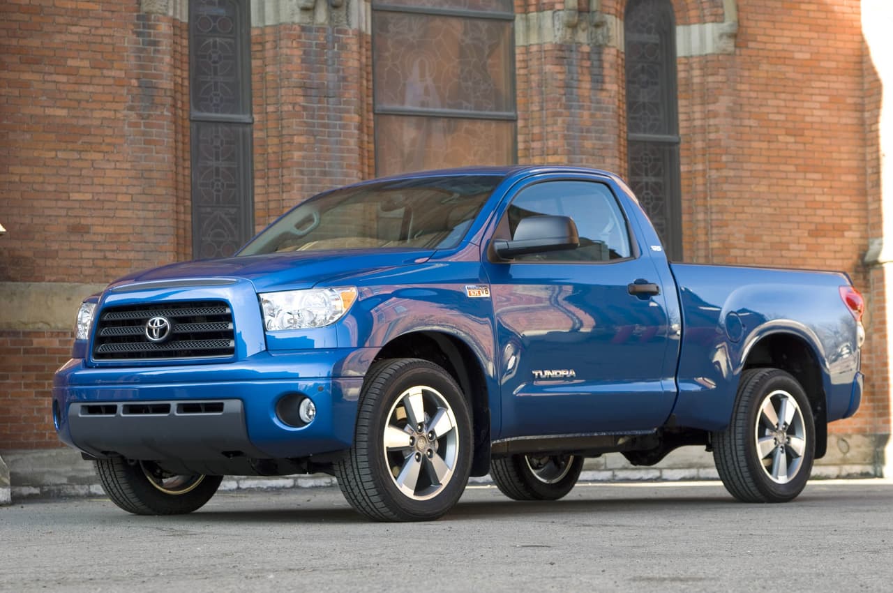 <b>3. Toyota Tundra TRD Supercharged 2008</b>: Si bien esta camioneta no existe como tal en la lista de modelos de la línea Tundra, era fácil de ordenar una Tundra con las modificaciones que hacía falta para convertirla en este monstruo de 504 caballos de fuerza sin afectar la garantía ya que todas las partes necesarias eran parte del catálogo de Toyota TRD.
<br>
<br>Toyota quería que todos los entusiastas del automóvil conocieran esta posibilidad por lo que envió camionetas a las principales revistas del motor. Las pruebas calibradas de Motor Trend midieron una aceleración de
<b>0 a 60 millas por hora en sólo 4.4 segundos</b>. No dudamos de que hoy, 9 años más tarde alguien en Toyota debe estar aún sonriendo.