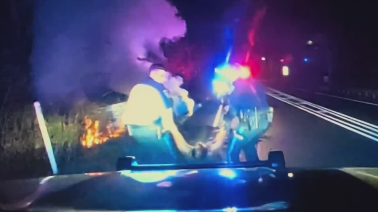 En video: dos policías salvan la vida de un conductor inconsciente atrapado en su auto en llamas