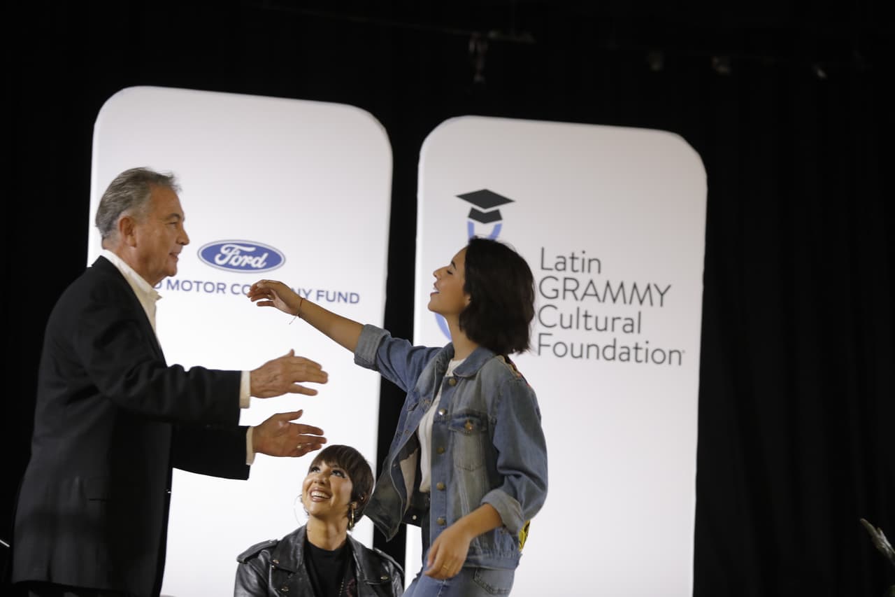 En su participación, Ángela Aguilar animó a los estudiantes a mantenerse enfocados en lo que les apasiona y en su desarrollo profesional.