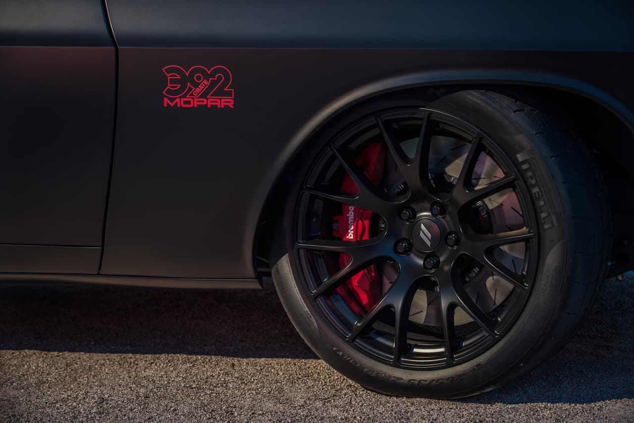 Los frenos delanteros utilizan pinzas Brembo SRT® Hellcat de seis pistones en color rojo, mientras que los frenos traseros incorporan pinzas de cuatro pistones.