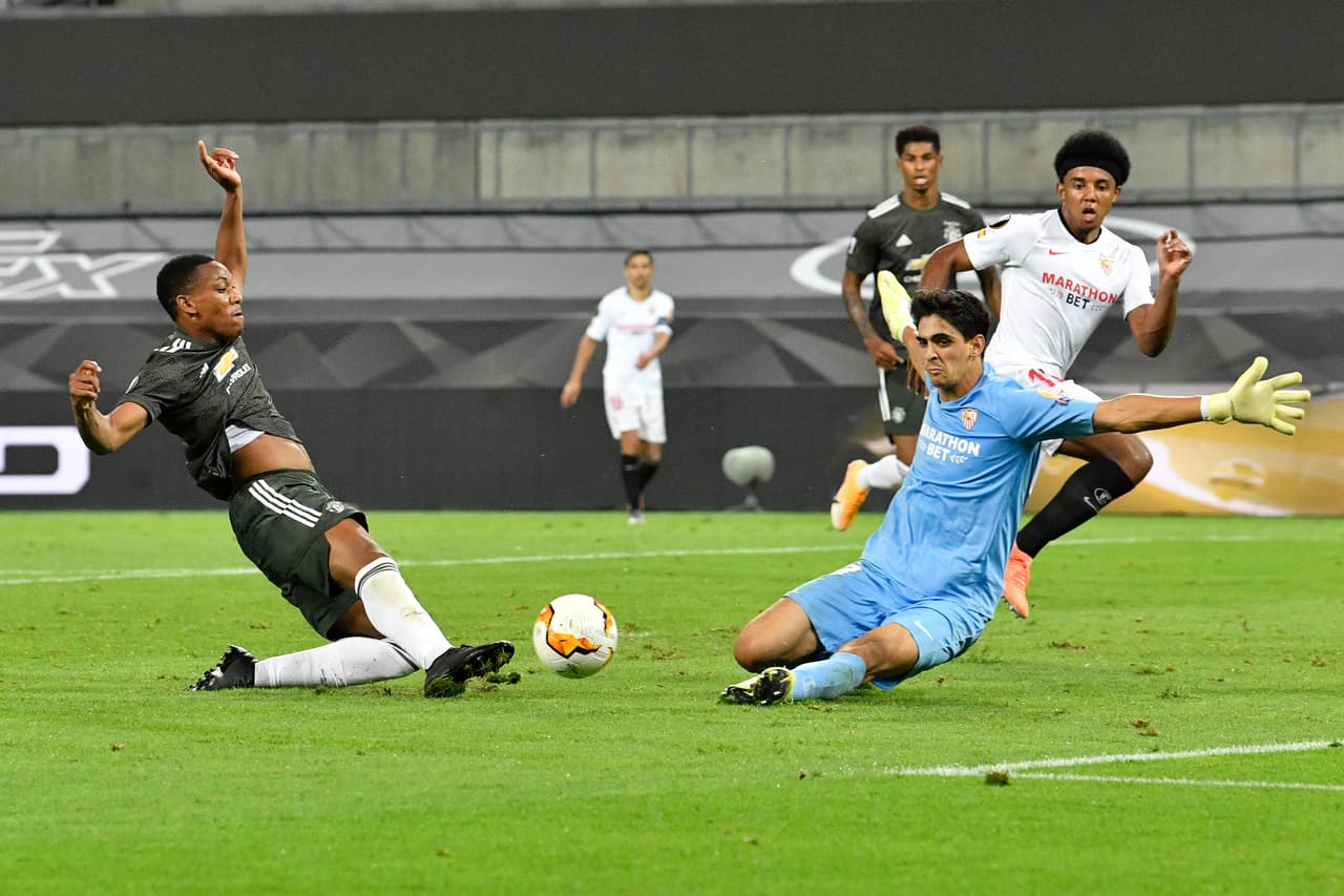 Munir del Sevilla concede tiro libre por falta sobre Williams del United.