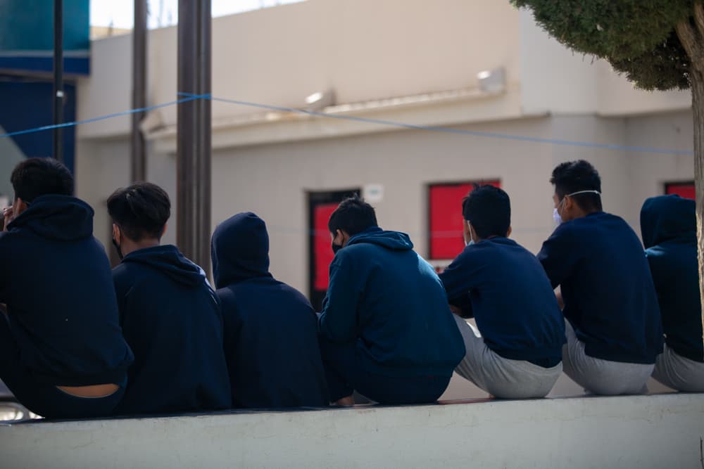 En octubre de 2020, Ciudad Juárez inauguró un albergue para menores no acompañados que querían llegar a Estados Unidos pero fueron detenidos en el camino, en México. 
<b>"A partir del año 2018 se empezó a notar un aumento en este tipo de migración de niños no acompañados que no podían ser resguardados en otros albergues porque ya se había rebasado la capacidad", </b>cuenta José Villa, director del Centro Integral de Atención a Niñas, Niños y Adolescentes Migrantes 'Noemí Álvarez Guilla'. Tienen una capacidad para recibir a 70 menores: a inicios de abril de 2021 tenían 60.