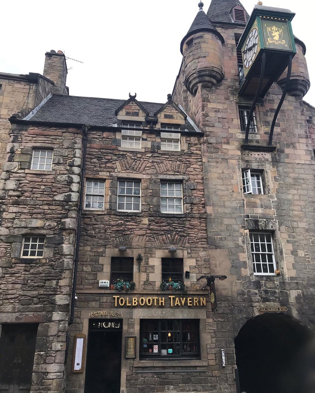 Mientras Karla recorría el maravilloso centro medieval de Edimburgo, Emerson degustaba una cerveza en una tradicional taberna.