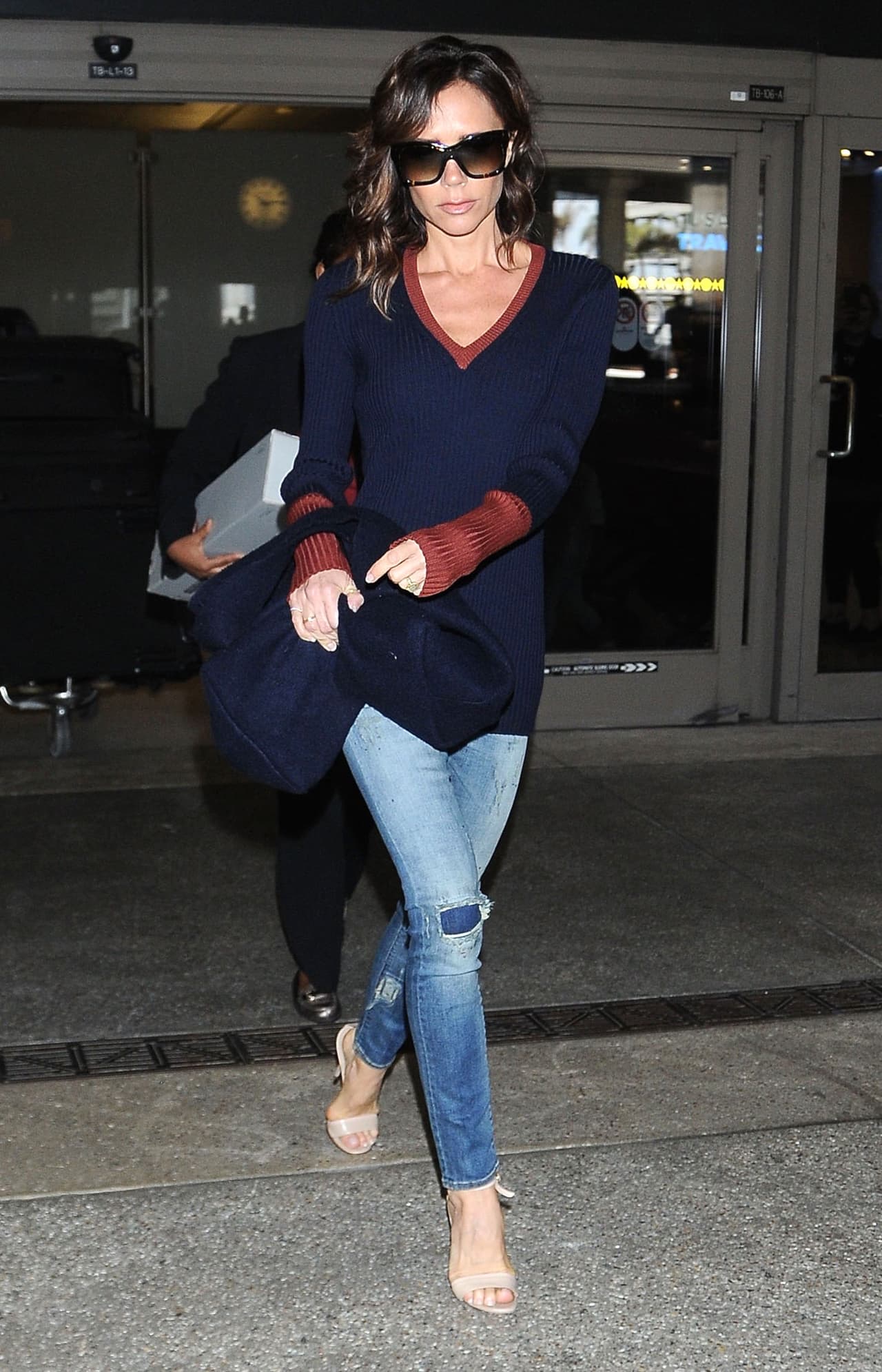 Victoria Beckham llegó radiante al aeropuerto de Los Ángeles.