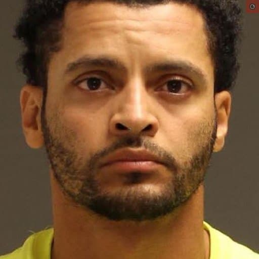 Justo Smoker, de 34 años, está detenido sin derecho a fianza por cargos que incluyen secuestro grave y encarcelamiento falso.