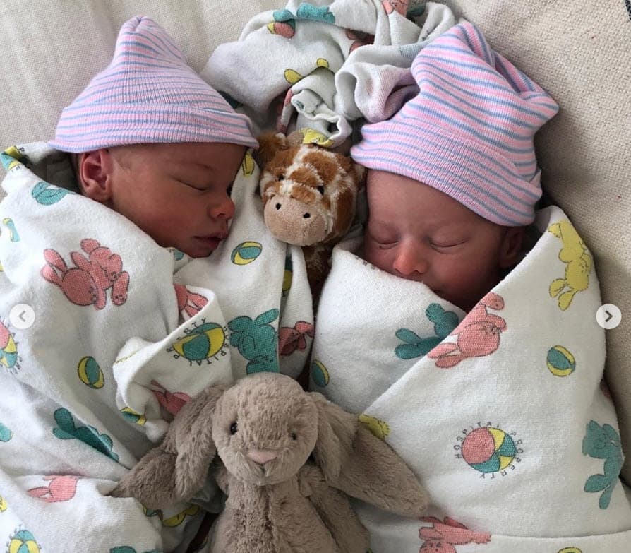 En la publicación, la abuela
<b>dijo sentirse "tan bendecida" </b>con su familia y calificó a Eva, la primera hija que tuvo Brandon Jenner con Leah Felder, como "la mejor hermana mayor" de los gemelos.